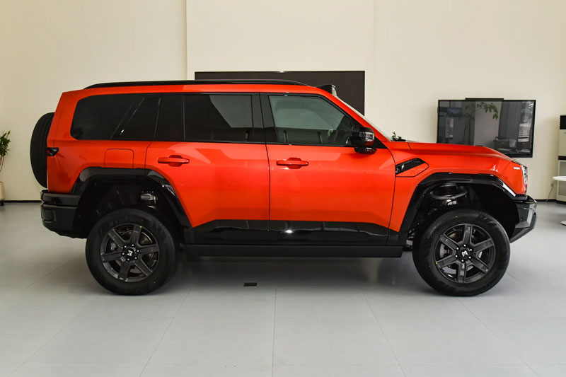 SUV địa hình cỡ lớn thiết kế hầm hố, công suất 972 mã lực, giá gần 1,2 tỷ đồng
