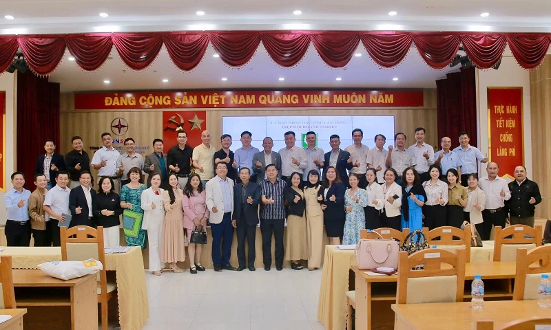 Ban Chấp hành Hiệp hội Doanh nghiệp tỉnh Lâm Đồng họp bàn công tác chuẩn bị cho Đại hội lần thứ nhất. Ban Chấp hành Hiệp hội Doanh nghiệp tỉnh Lâm Đồng họp bàn công tác chuẩn bị cho Đại hội lần thứ nhất.