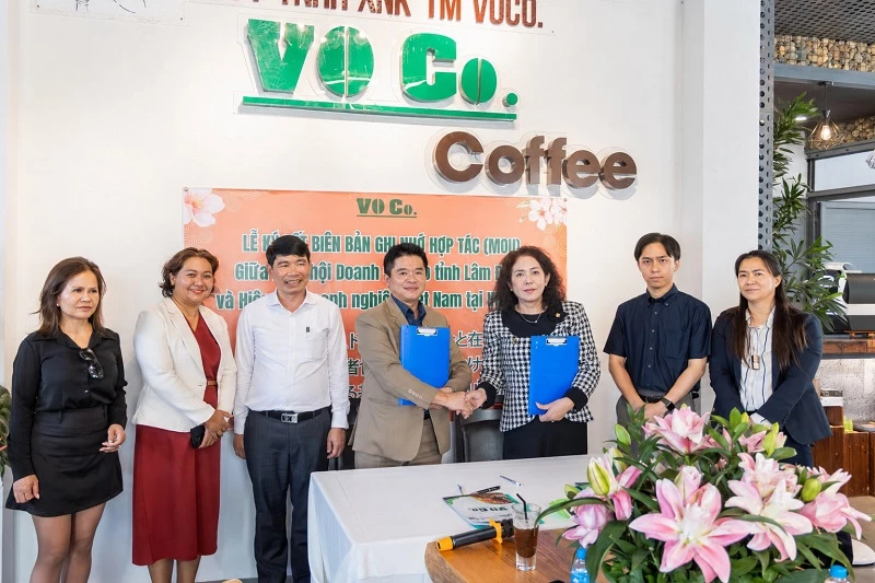 Ông Nguyễn Phụ Quốc – Phó Chủ tịch Hiệp Doanh nghiệp tỉnh Lâm Đồng ký kết biên bản ghi nhớ hợp tác với Hiệp Hội Doanh nghiệp Việt Nam tại Nhật Bản về việc tăng cường kết nối thương mại, đầu tư và phát triển chuỗi giá trị bền vững giữa doanh nghiệp hai bên. Ông Nguyễn Phụ Quốc – Phó Chủ tịch Hiệp Doanh nghiệp tỉnh Lâm Đồng ký kết biên bản ghi nhớ hợp tác với Hiệp Hội Doanh nghiệp Việt Nam tại Nhật Bản về việc tăng cường kết nối thương mại, đầu tư và phát triển chuỗi giá trị bền vững giữa doanh nghiệp hai bên.