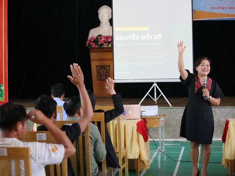 Bà Nguyễn Thị Thu Hiền – Phó Chủ tịch Hiệp hội Doanh nghiệp tỉnh Lâm Đồng, tham gia lớp tập huấn về công tác chuyển đổi số do Tạp chí Doanh nghiệp Việt Nam tổ chức tại xã Đam Rông 2. Bà Nguyễn Thị Thu Hiền – Phó Chủ tịch Hiệp hội Doanh nghiệp tỉnh Lâm Đồng, tham gia lớp tập huấn về công tác chuyển đổi số do Tạp chí Doanh nghiệp Việt Nam tổ chức tại xã Đam Rông 2.