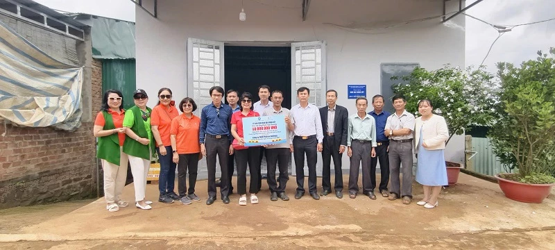 Hiệp hội Doanh nghiệp tỉnh Lâm Đồng phối hợp cùng Hiệp hội Doanh nghiệp TP Hồ Chí Minh, Quỹ Doanh nhân vì Cộng đồng và Chi hội Sen Vàng trao nhà đại đoàn kết trị giá 60 triệu đồng cho các hộ nghèo tại xã Tân Hà Lâm Hà. Hiệp hội Doanh nghiệp tỉnh Lâm Đồng phối hợp cùng Hiệp hội Doanh nghiệp TP Hồ Chí Minh, Quỹ Doanh nhân vì Cộng đồng và Chi hội Sen Vàng trao nhà đại đoàn kết trị giá 60 triệu đồng cho các hộ nghèo tại xã Tân Hà Lâm Hà.
