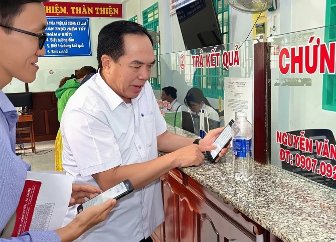 Phó Giám đốc Sở Nội vụ tỉnh An Giang Trương Long Hồ đi cơ sở hướng dẫn thủ tục cải cách hành chính.