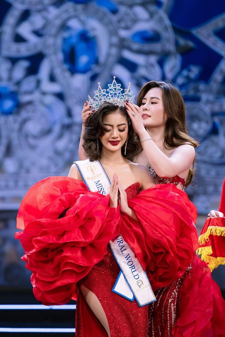 Hoa hậu Phan Kim Oanh là chủ tịch - kiêm nhà sáng lập cuộc thi Miss Multicultural World trao vương miện cho tân hoa hậu.