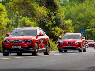 Cầm lái VinFast VF 8, khách hàng Việt thừa nhận: 'Quay lại xe xăng quá khó'