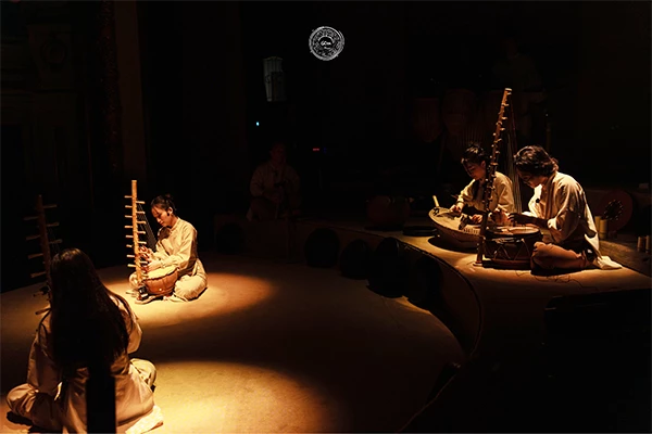 Trong GOm Show, những nhạc cụ sáng tạo độc bản từ chum, niêu, vại… tạo ra âm thanh vừa lạ - vừa quen.