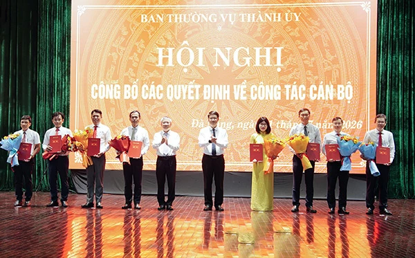 Ban Thường vụ Thành uỷ Đà Nẵng công bố quyết định điều chuyển loạt cán bộ chủ chốt.