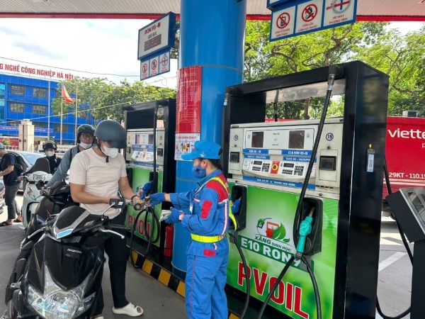 Giá xăng tăng hơn 1.400 đồng/lít