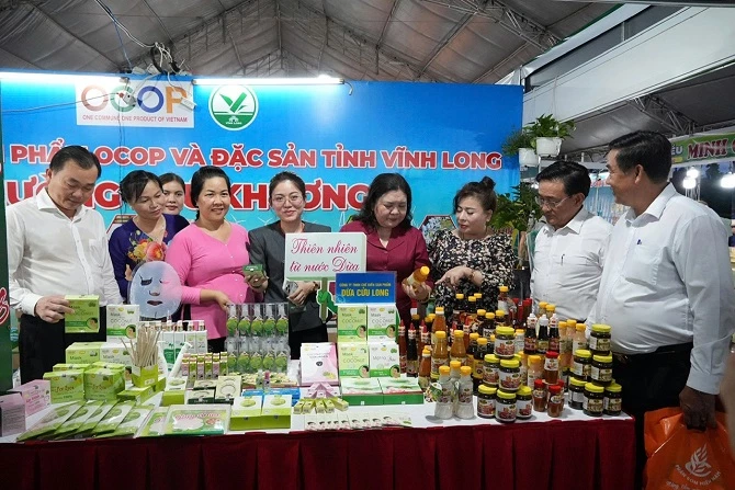 Ảnh 2: Đại biểu tham quan các gian hàng triển lãm tại hội chợ