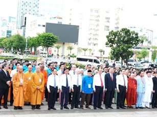 Lãnh đạo Đảng, Nhà nước dâng hoa tưởng nhớ Chủ tịch Hồ Chí Minh