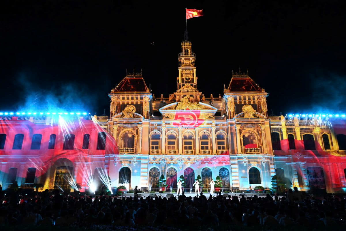 Mãn nhãn đêm 3D Mapping mừng 50 năm thành phố mang tên Bác