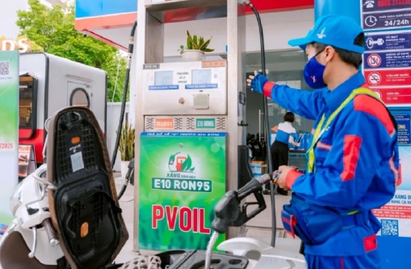 Xăng E10 giảm gần 800 đồng/lít