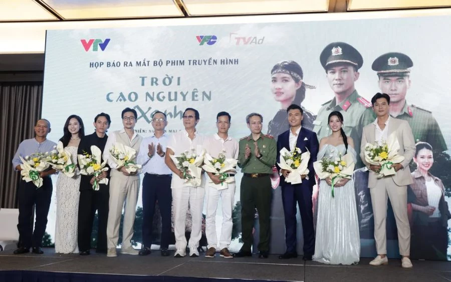 Ê kíp làm phim Trời cao nguyên xanh tại buổi họp báo.