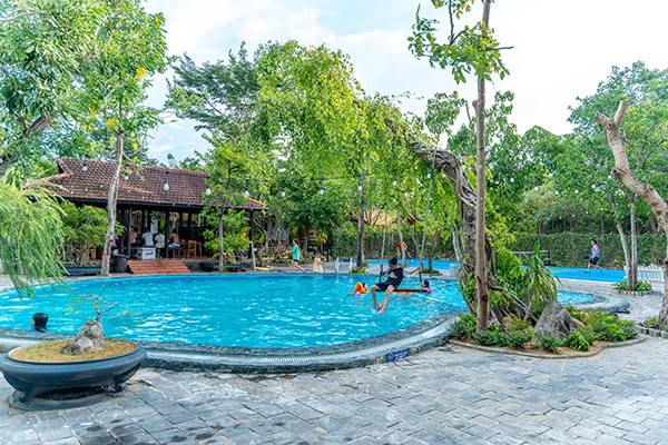 Old Tree Garden được bao quanh bởi khuôn viên xanh mát.