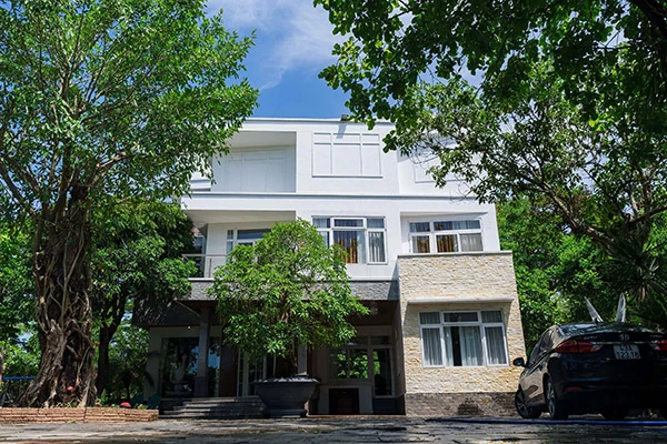 Mỗi bungalow và villa ở Old Tree Garden đều được thiết kế theo phong cách tối giản, gần gũi với thiên nhiên .