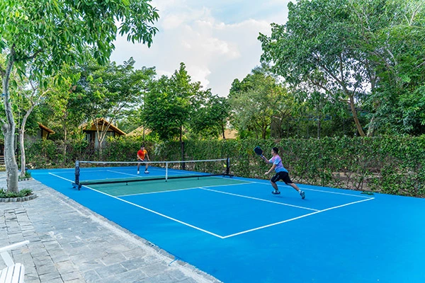 Điểm nhấn khác biệt của Old Tree Garden chính là sân pickleball ngay trong khu nghỉ dưỡng.