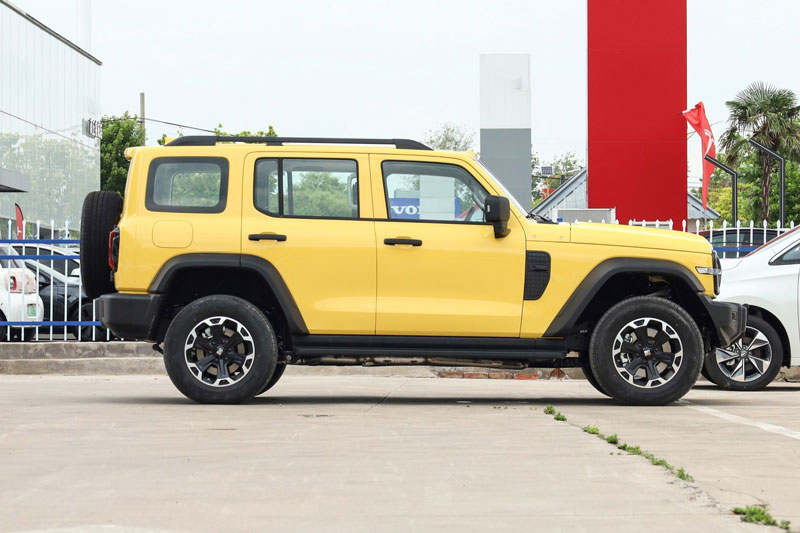 SUV địa hình mạnh 761 mã lực, dài gần 4,9 mét, giá hơn 1 tỷ đồng