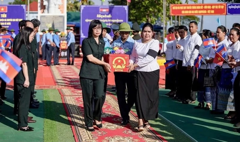 Phó Chủ tịch UBND tỉnh Gia Lai Nguyễn Thị Thanh Lịch (bên trái) phối hợp với chính quyền tỉnh Stung Treng (Campuchia) đưa hài cốt liệt sĩ về nước. Ảnh: GLO.