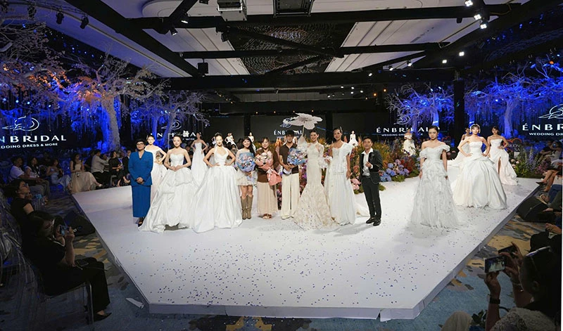 Sâu khấu chính biến thành sàn diễn fashion show chuyên nghiệp của các thương hiệu cưới hàng đầu.