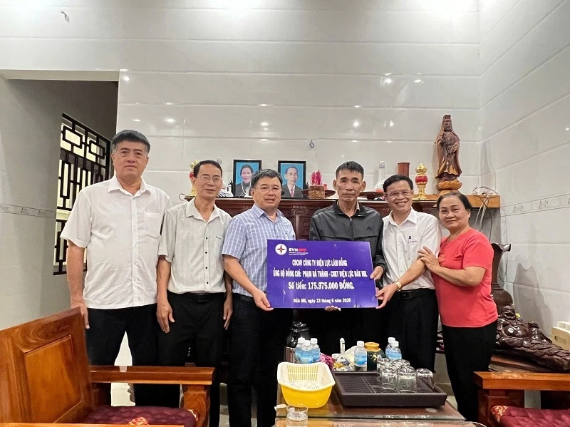 Đại diện lãnh đạo Công ty và Công đoàn trao tiền hỗ trợ cho anh Huỳnh Trung Sơn - Điện lực Đắk Song.