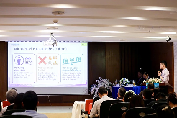 Báo cáo viên trình bày đề tài nghiên cứu khoa học tại hội nghị.