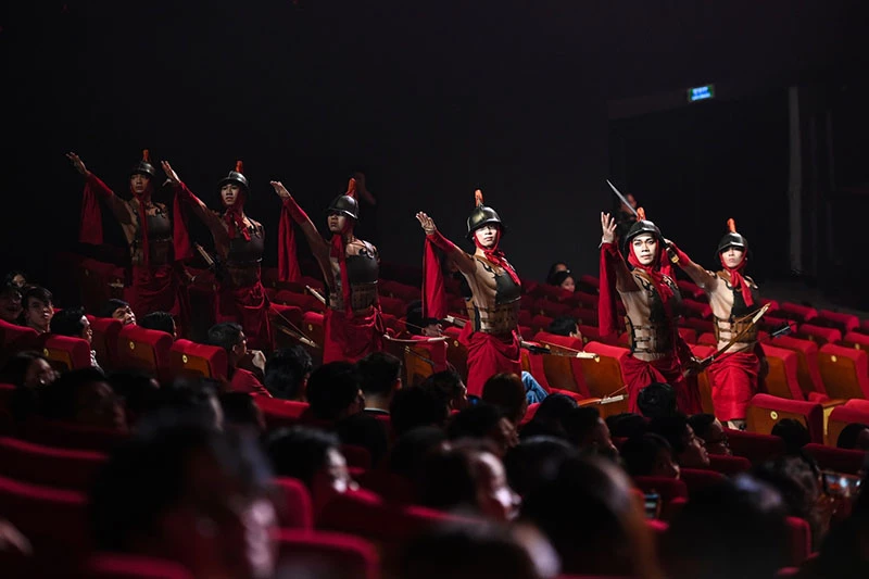 Khán phòng trở thành một phần của sân khấu thực cảnh “Đất Nước Thiên Hùng Ca”.
