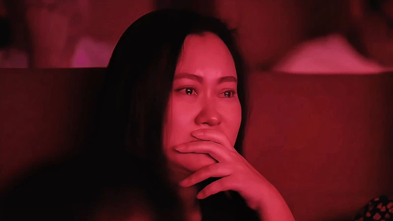 Sự ngỡ ngàng và vỡ òa cảm xúc hiện rõ trên gương mặt người xem.
