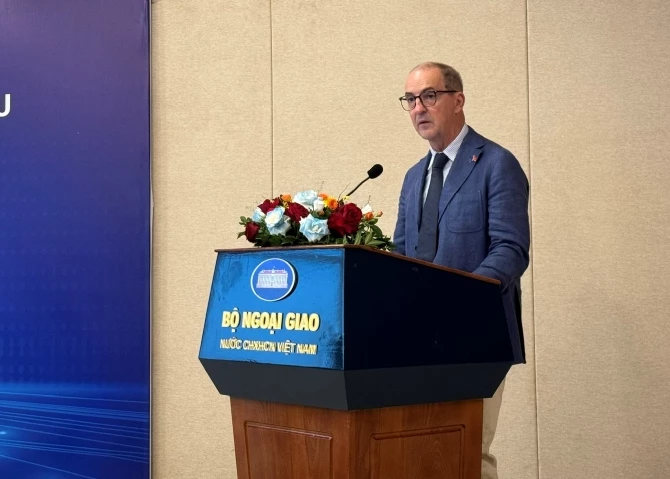 ông Rafael de Bustamente Tello -  Đại biện lâm thời Phái đoàn Liên minh châu Âu tại Việt Nam phát biểu tại hội thảo.