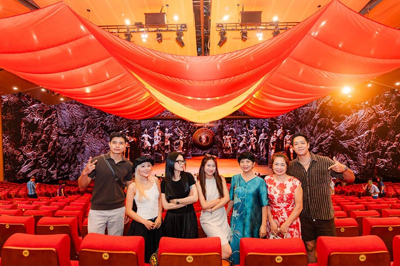 Khoảnh khắc check in dưới lá cờ Tổ quốc khép lại hành trình thưởng thức "Đất Nước Thiên Hùng Ca". Khoảnh khắc check in dưới lá cờ Tổ quốc khép lại hành trình thưởng thức "Đất Nước Thiên Hùng Ca".