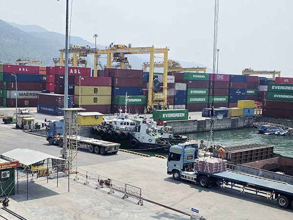 Hơn 8 triệu tấn hàng thông qua Cảng Đà Nẵng trong 6 tháng đầu năm 2026. Hơn 8 triệu tấn hàng thông qua Cảng Đà Nẵng trong 6 tháng đầu năm 2026.