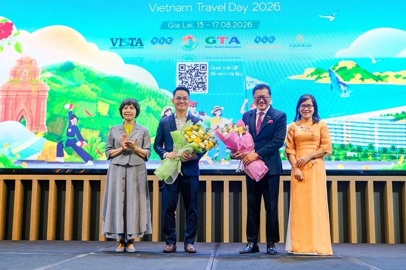 Bà Cao Thị Ngọc Lan - Phó Chủ tịch Thường trực Hiệp hội Du lịch Việt Nam và bà Nguyễn Thị Kim Chung - Phó Giám đốc Sở VHTT&DL tỉnh Gia Lai, tặng hoa cảm ơn các nhà tài trợ chính.