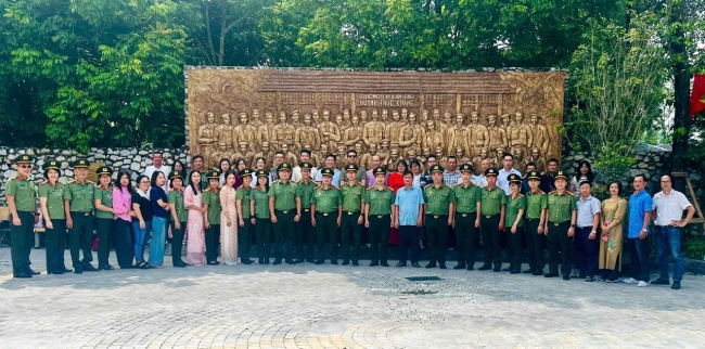Đoàn công tác báo An ninh Thủ đô về nguồn tại Di tích Trường dạy làm báo Huỳnh Thúc Kháng