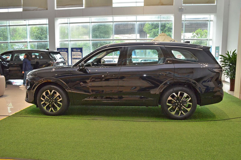 SUV Ford dài 5 mét, mạnh 252 mã lực, giá hơn 1 tỷ đồng
