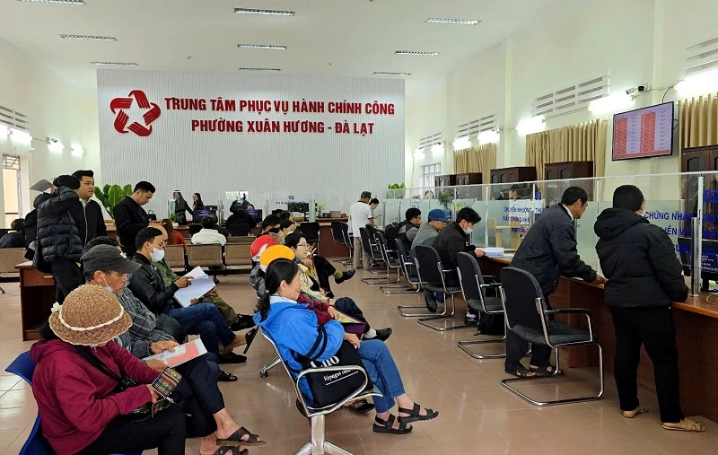 Người dân thực hiện thủ tục hành chính tại Trung tâm phục vụ hành chính công phường Xuân Hương - Đà Lạt. Người dân thực hiện thủ tục hành chính tại Trung tâm phục vụ hành chính công phường Xuân Hương - Đà Lạt.