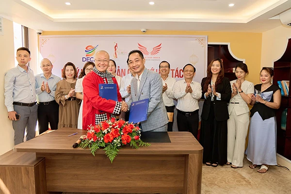 Chủ tịch DECA Lê Đình Nam và Giám đốc điều hành Công ty Future Star World Võ An Nguyên ký kết hợp tác tổ chức cuộc thi Miss Heritage Global 2026 tại Đà Nẵng. Chủ tịch DECA Lê Đình Nam và Giám đốc điều hành Công ty Future Star World Võ An Nguyên ký kết hợp tác tổ chức cuộc thi Miss Heritage Global 2026 tại Đà Nẵng.