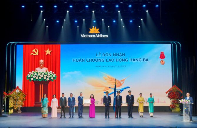 Vietnam Airlines đón nhận Huân chương Lao động hạng Ba và Bằng khen của Thủ tướng