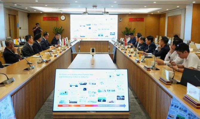 Quang cảnh buổi làm việc. Quang cảnh buổi làm việc.