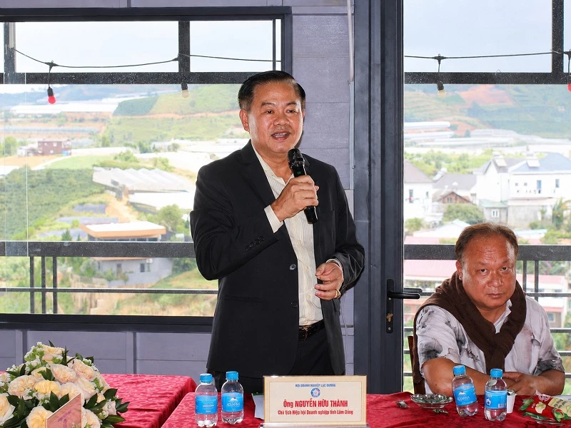 Ông Nguyễn Hữu Thành - Chủ tịch Hiệp hội Doanh nghiệp tỉnh Lâm Đồng, phát biểu chào mừng. Ông Nguyễn Hữu Thành - Chủ tịch Hiệp hội Doanh nghiệp tỉnh Lâm Đồng, phát biểu chào mừng.
