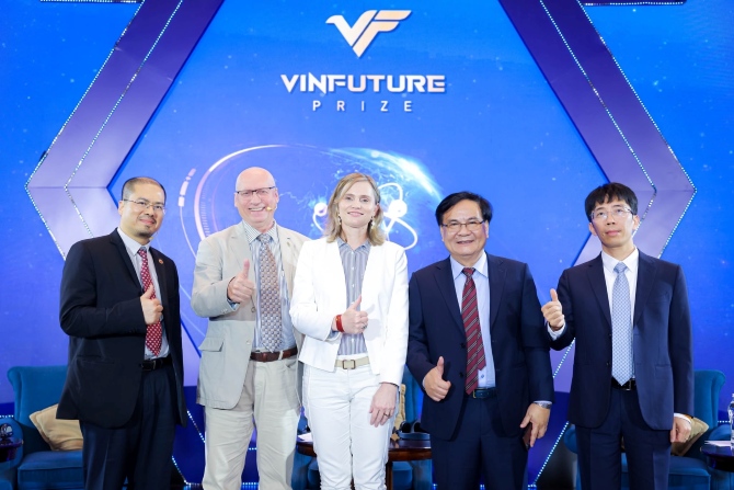 Đưa tri thức toàn cầu vào giải quyết bài toán Việt Nam