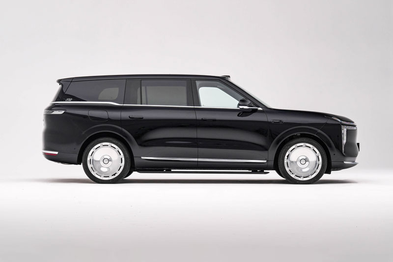 SUV dài gần 5,3 mét, công suất 748 mã lực, giá chưa tới 1,4 tỷ đồng