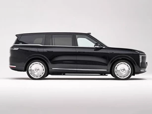 SUV dài gần 5,3 mét, công suất 748 mã lực, giá chưa tới 1,4 tỷ đồng