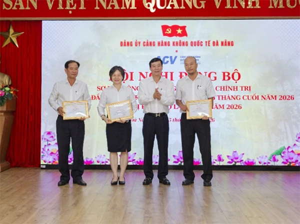 Bí thư Đảng uỷ, Giám đốc Cảng HKQT Đà Nẵng trao giấy khen cho 3 tập thể có thành tích xuất sắc trong 6 tháng đầu năm 2026.