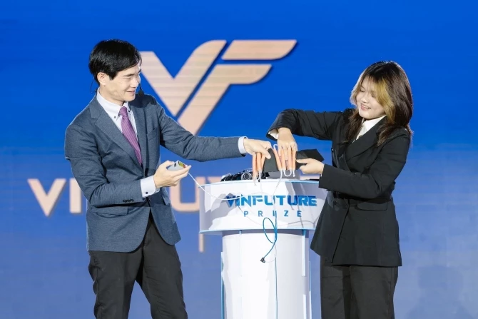 GS. Raymond Kai-yu Tong giới thiệu về công nghệ "Bàn tay hy vọng" tại Tuần lễ Khoa học Công nghệ VinFuture 2025. 