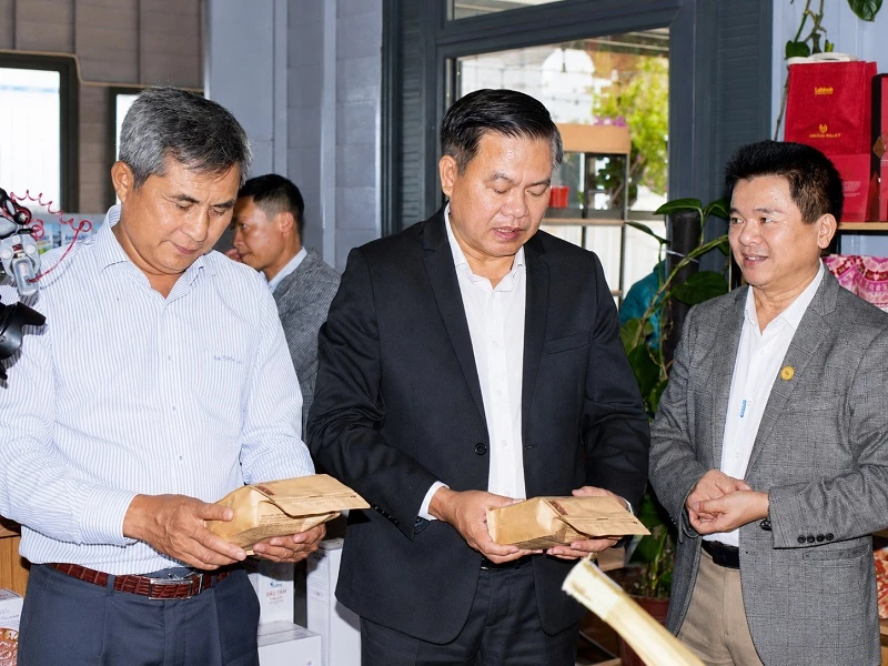 Ông Nguyễn Phục Quốc - Chủ tịch Hội Doanh nghiệp Lạc Dương (bìa phải) giới thiệu cà phê Yu M’nang với lãnh đạo Hiệp hội Doanh nghiệp tỉnh Lâm Đồng. Ông Nguyễn Phục Quốc - Chủ tịch Hội Doanh nghiệp Lạc Dương (bìa phải) giới thiệu cà phê Yu M’nang với lãnh đạo Hiệp hội Doanh nghiệp tỉnh Lâm Đồng.