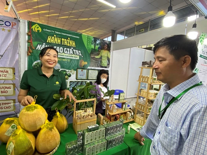 Ảnh 1- Hàng nông sản Việt trưng bày tại hội chợ triển lãm quốc tế công nghệ nông nghiệp và môi trường tại Cần Thơ.