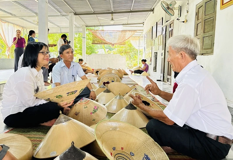 Phó Chủ tịch UBND tỉnh Gia Lai Nguyễn Thị Thanh Lịch khảo sát cơ sở sản xuất nón ngựa Phú Gia của nghệ nhân ưu tú Đỗ Văn Lan nhằm phục vụ định hướng phát triển làng nghề truyền thống gắn với du lịch cộng đồng.