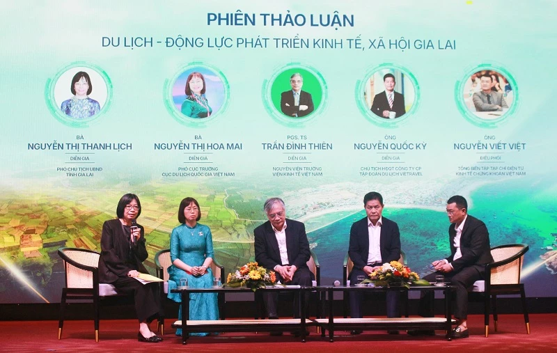 Phó Chủ tịch UBND tỉnh Gia Lai Nguyễn Thị Thanh Lịch thảo luận về phát triển du lịch địa phương.