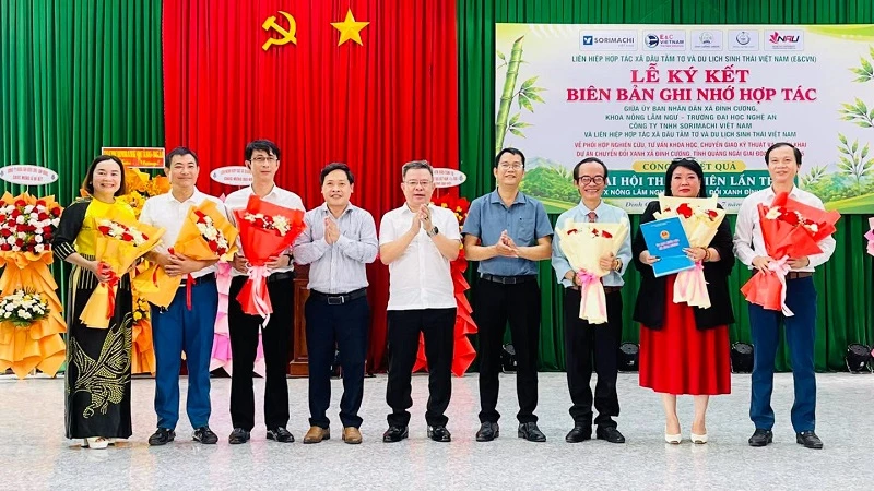 Lãnh đạo địa phương chúc mừng HTX Nông lâm nghiệp chuyển đổi xanh Đình Cương. Lãnh đạo địa phương chúc mừng HTX Nông lâm nghiệp chuyển đổi xanh Đình Cương.