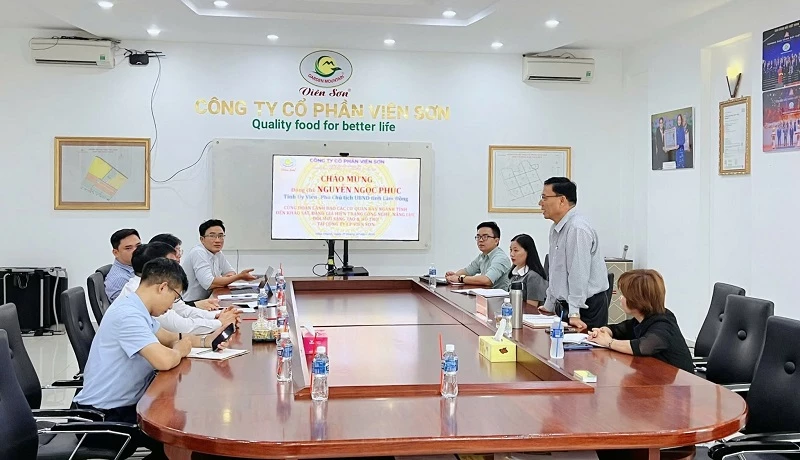 Ông Nguyễn Duy Đa - Chủ tịch HĐQT kiêm Giám đốc Công ty Cổ phần Viên Sơn, trao đổi thông tin với đpàn công tác.