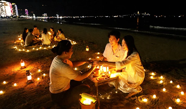 Đêm dạ tiệc sẽ là dịp để mỗi người tìm lại những cảm xúc giản dị từng gắn bó với tuổi thơ. Đêm dạ tiệc sẽ là dịp để mỗi người tìm lại những cảm xúc giản dị từng gắn bó với tuổi thơ.