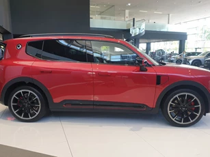 SUV thiết kế thể thao, công suất 637 mã lực, giá từ 1,350 tỷ đồng